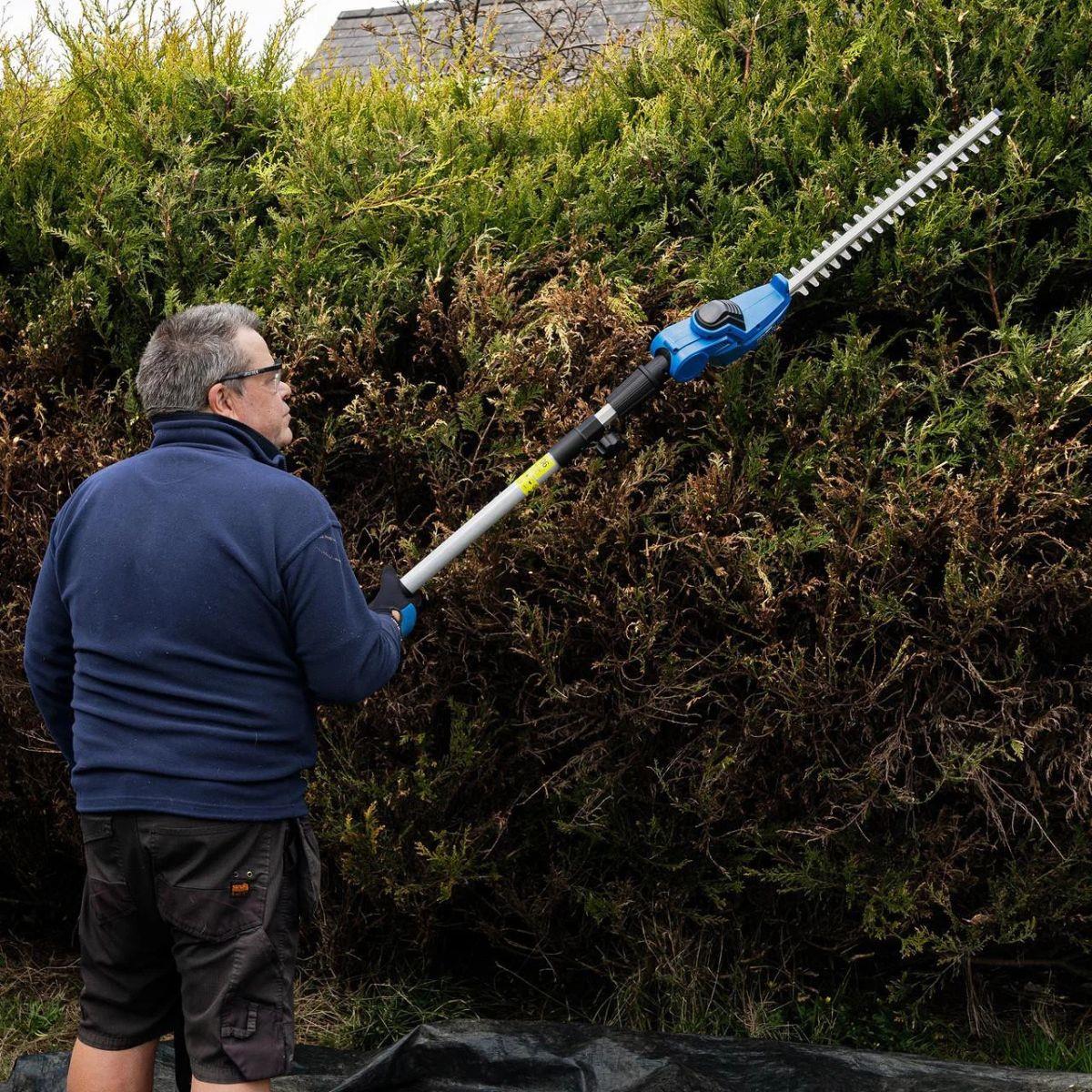 Hyundai HY20CPHT 20V 450mm Cordless Long Reach Pole Hedge Trimmer, 2.6m Long Reach with 2.0Ah li-ion Battery & Charger
