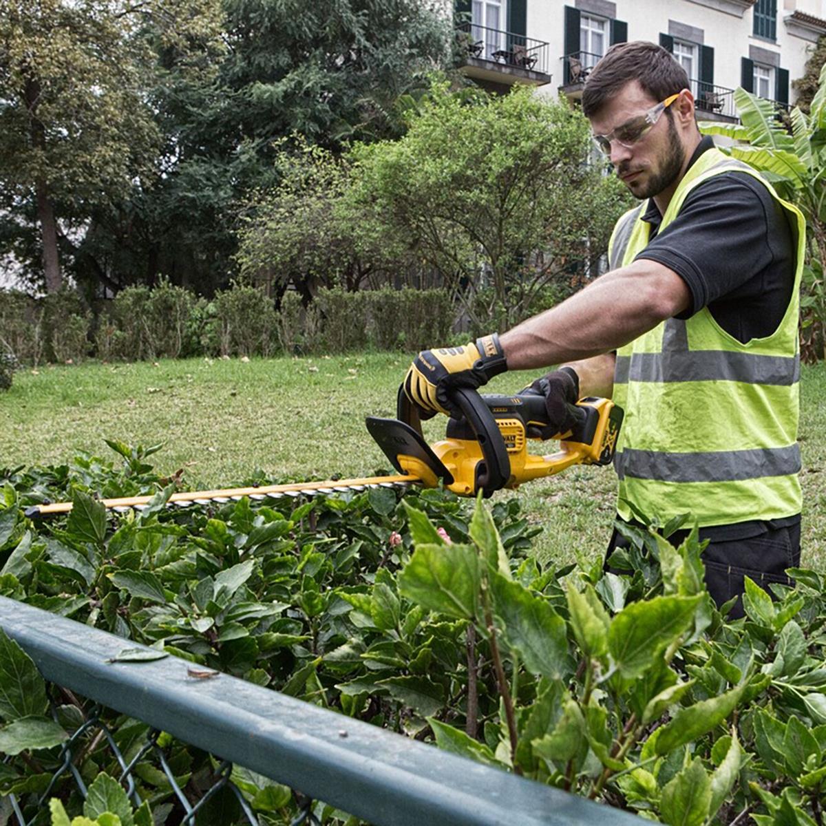 Dewalt DCM563P1-GB 18V XR 55cm Hedge Trimmer with 1 x 5.0Ah Battery & Charger