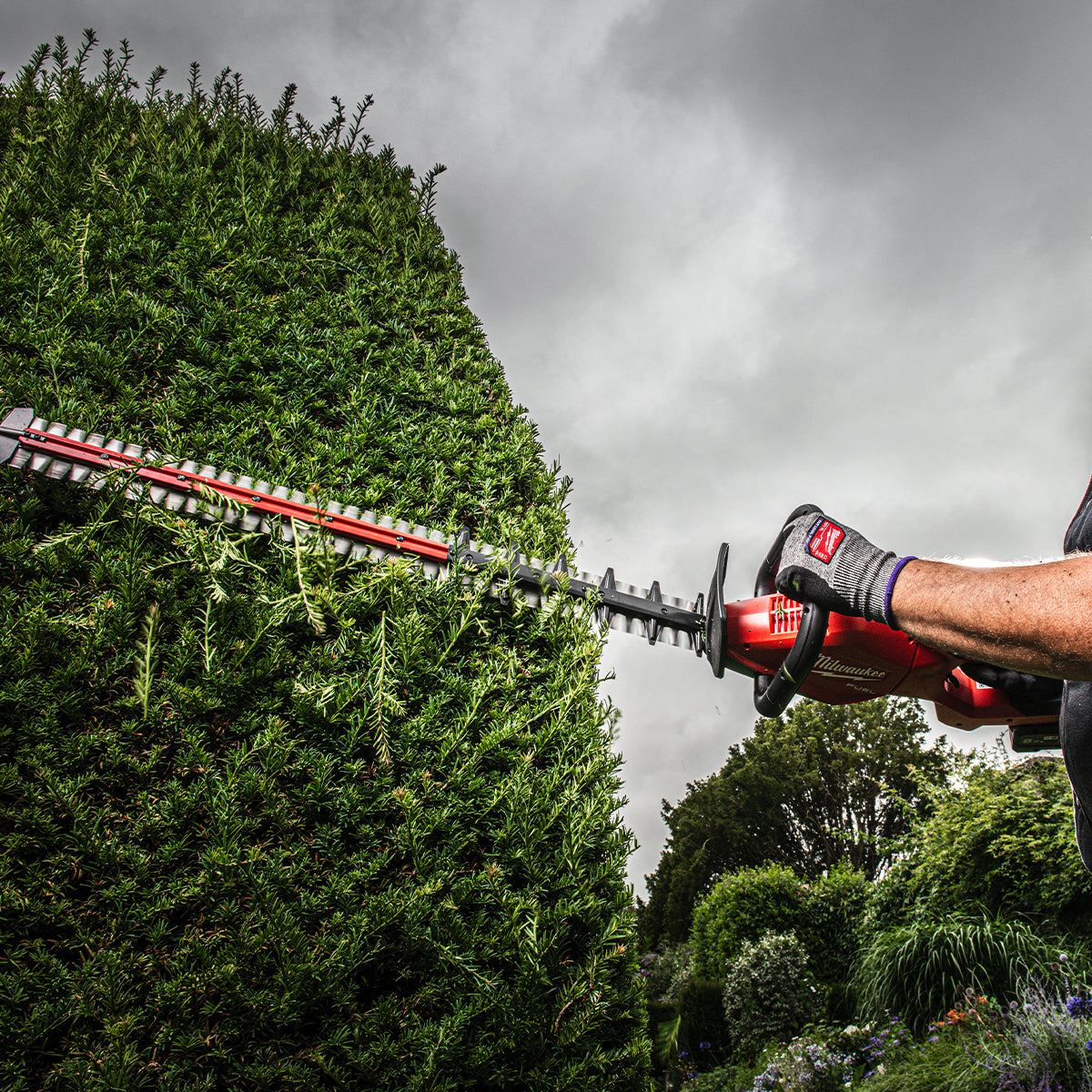 Milwaukee M18FHET75G2-0 18V FUEL Brushless 75cm Hedge Trimmer with 1 x 6.0Ah Battery & Charger