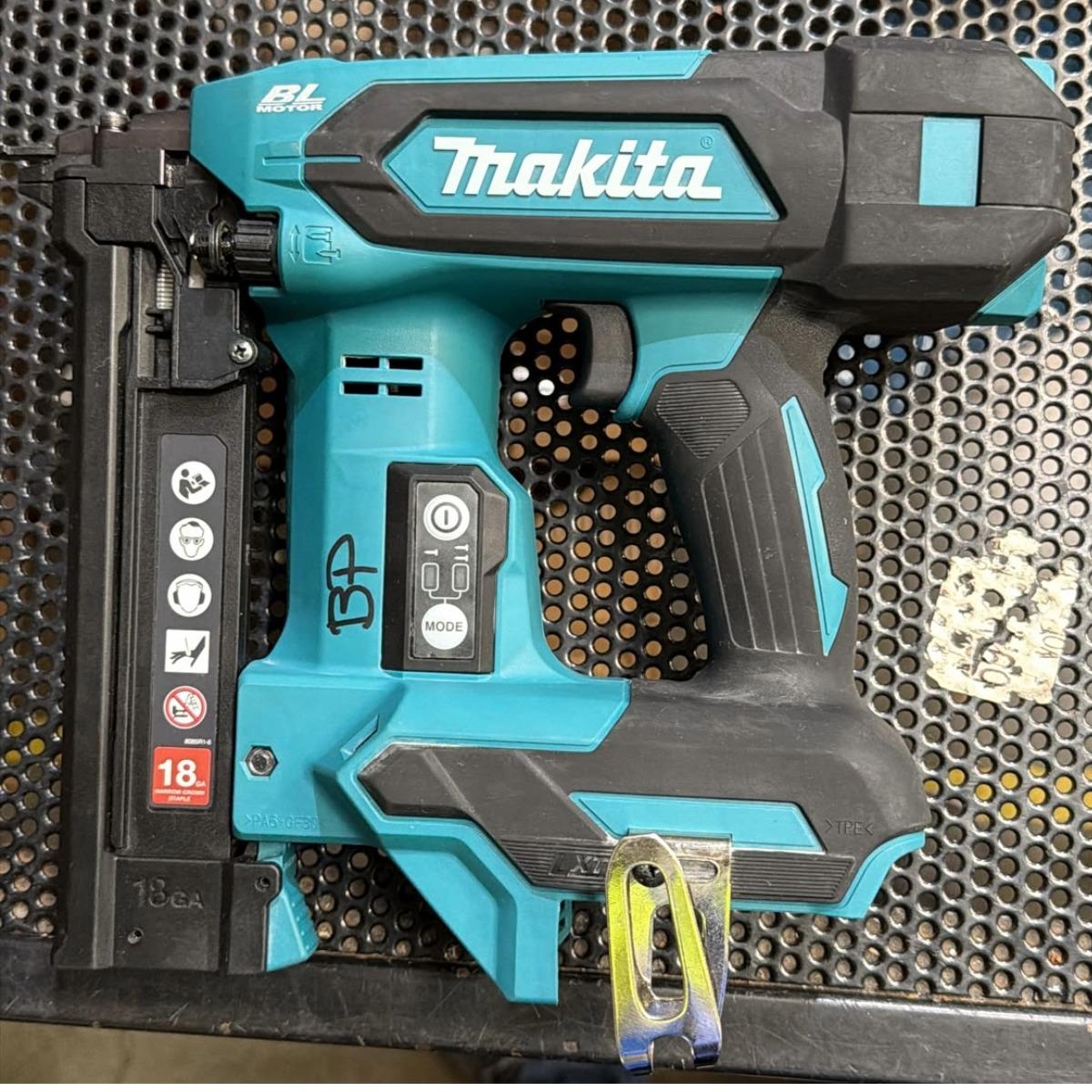 Makita DST630Z 18V LXT Brushless 18G Narrow Crown Stapler Body Only Item Condition Seller Refurbished
