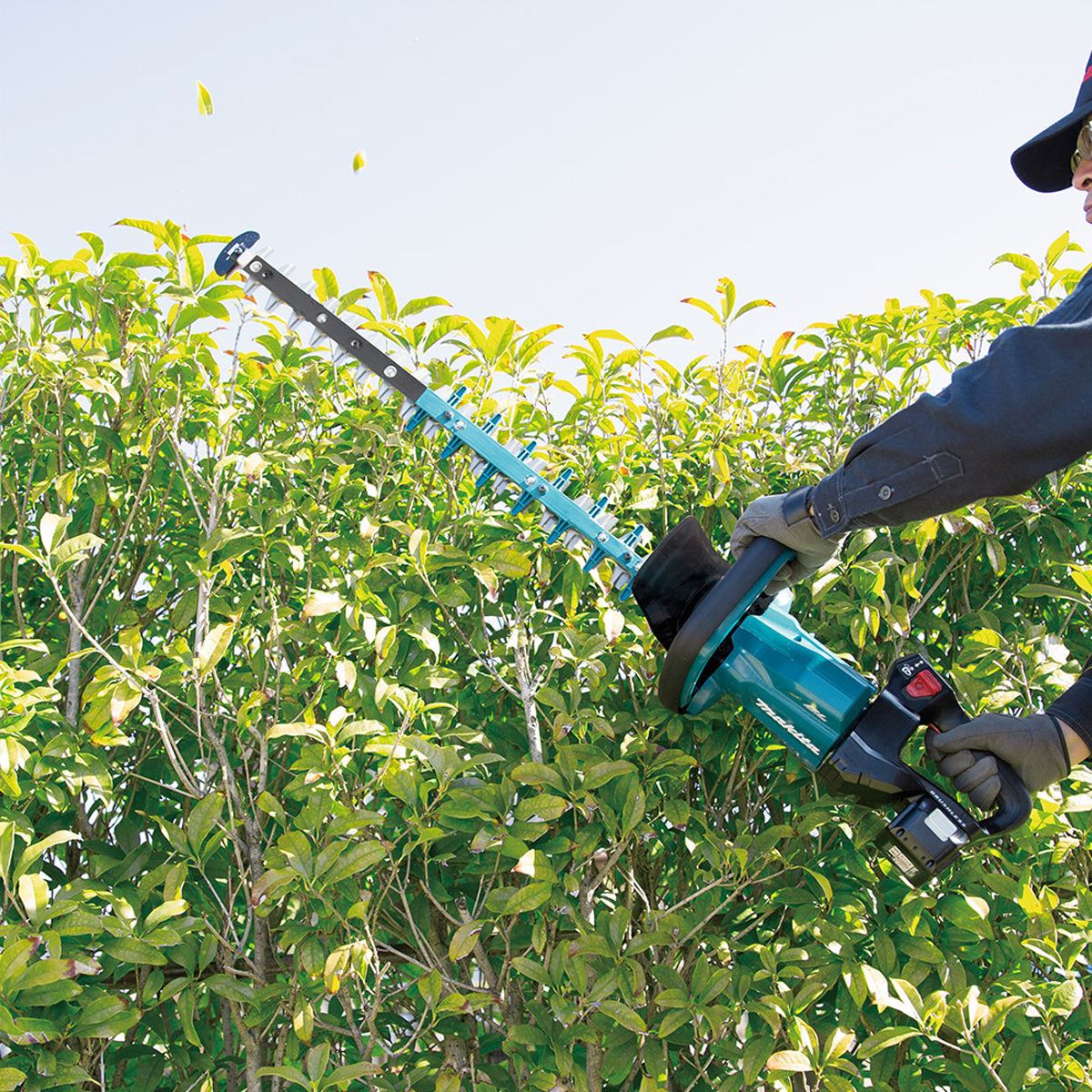 Makita DUH601Z 18V LXT 60cm Brushless Hedge Trimmer with 1 x 5.0Ah Battery & Charger