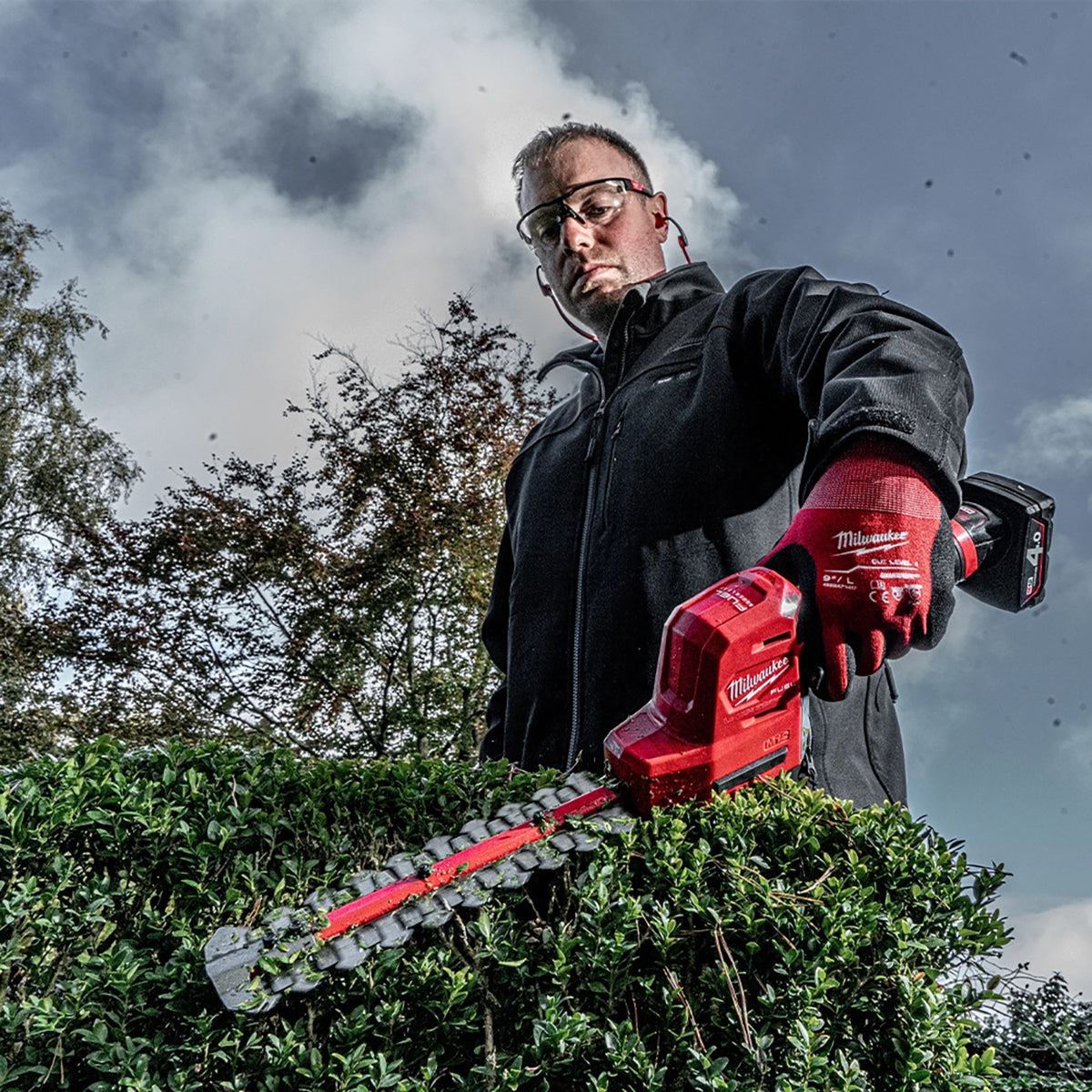Milwaukee M12FHT20-0 12V Brushless 20cm Hedge Trimmer with 1 x 2.5Ah Battery & Charger