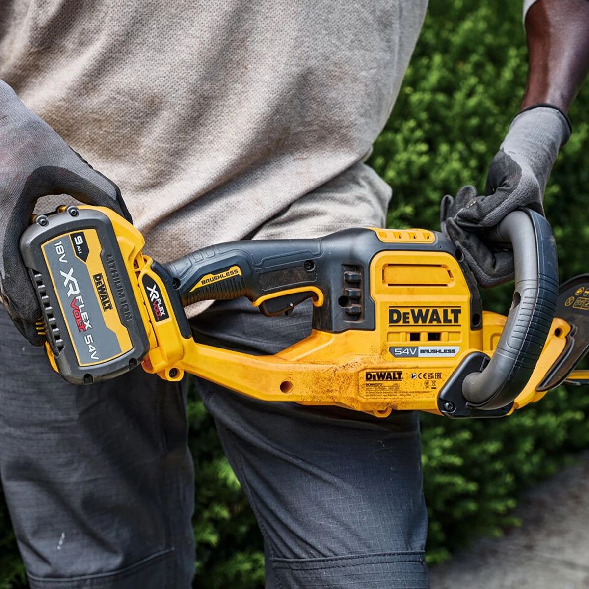Dewalt DCMHT573N-XJ 54V XR FlexVolt Brushless Hedge Trimmer with 1 x 9.0Ah Battery & Charger