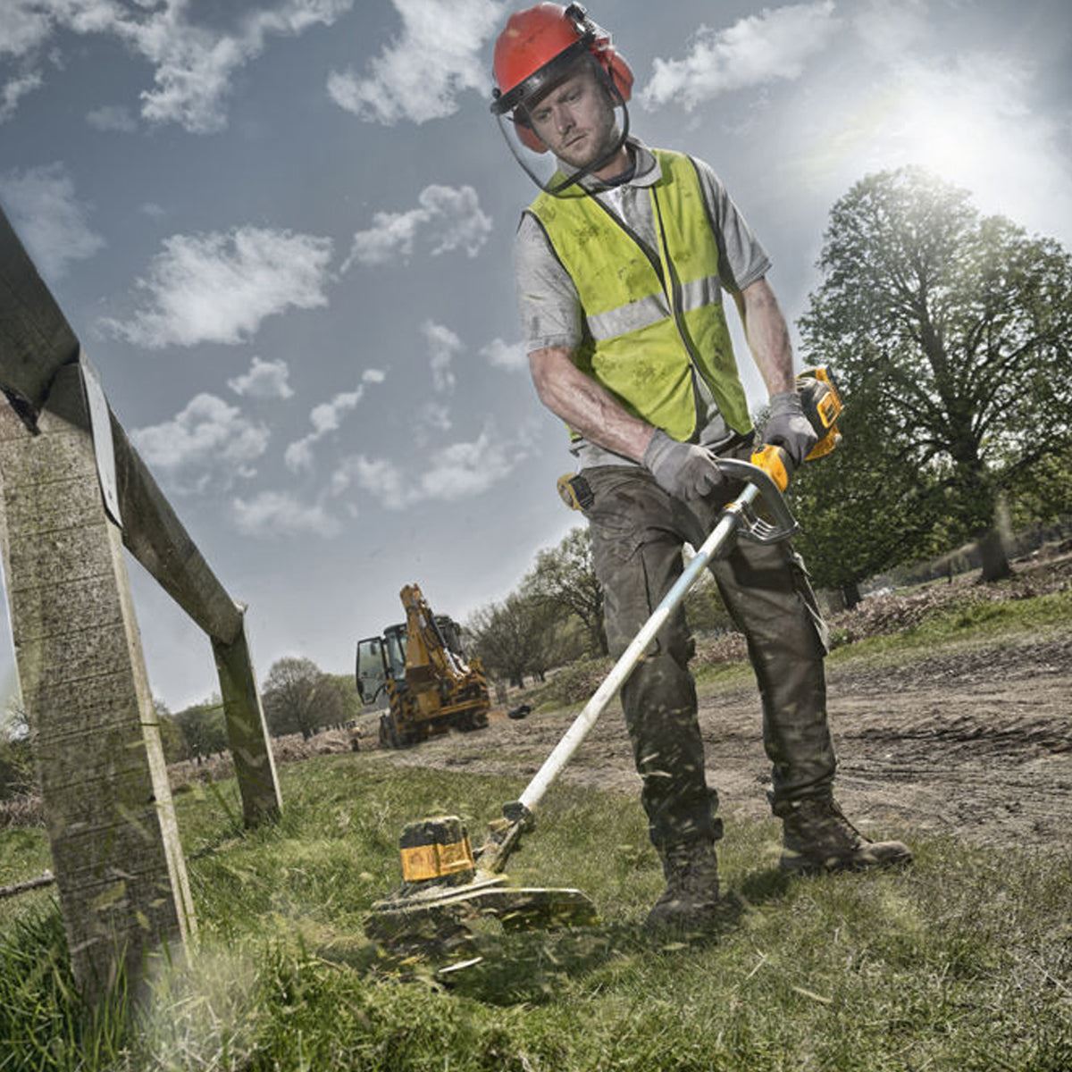 Dewalt DCM561PBS 18V XR Brushless String Trimmer with 1 x 5.0Ah Battery & Charger