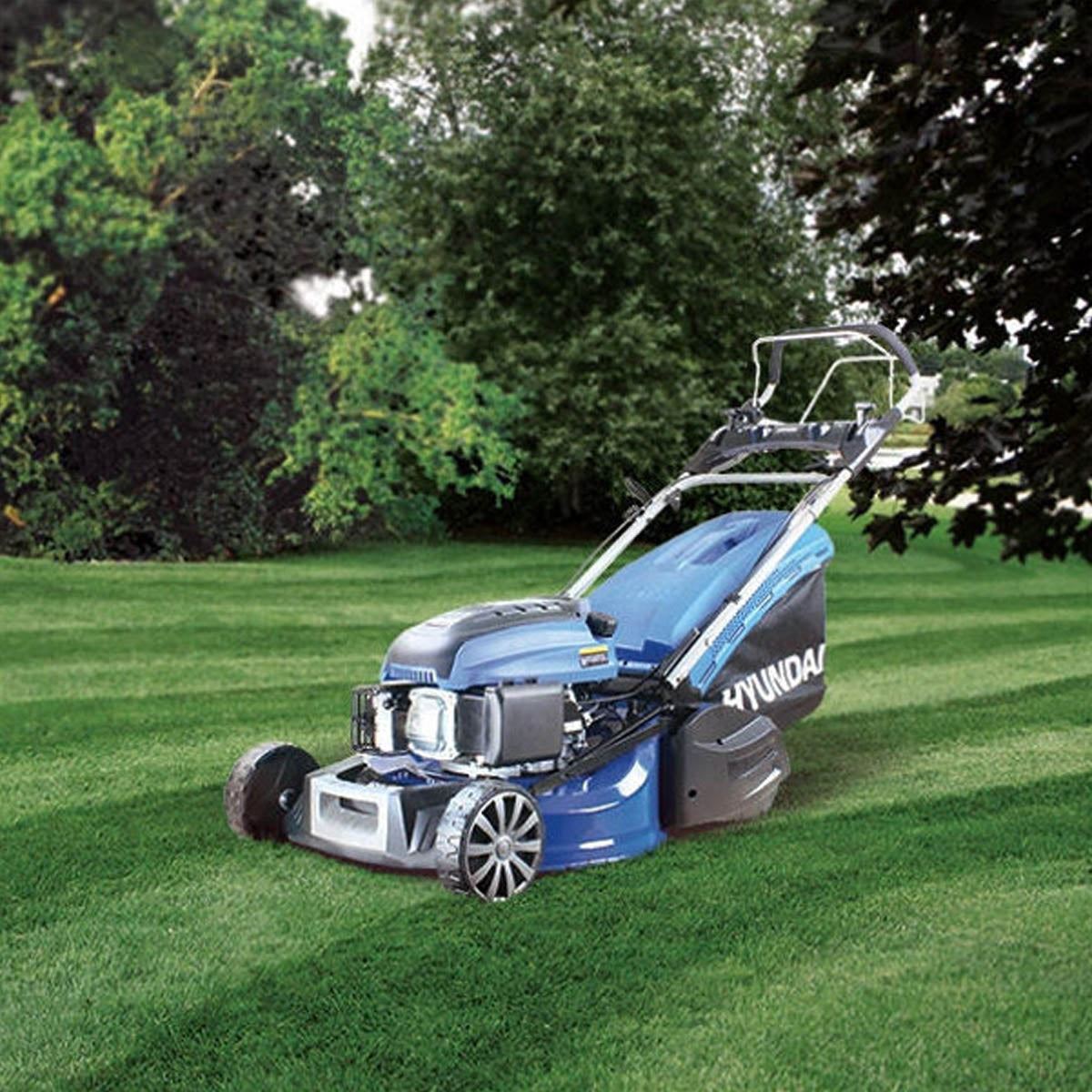 Hyundai HYM530SPR 53cm Self-Propelled Petrol Roller Lawnmower 196cc Engine & 70L Grass Catcher