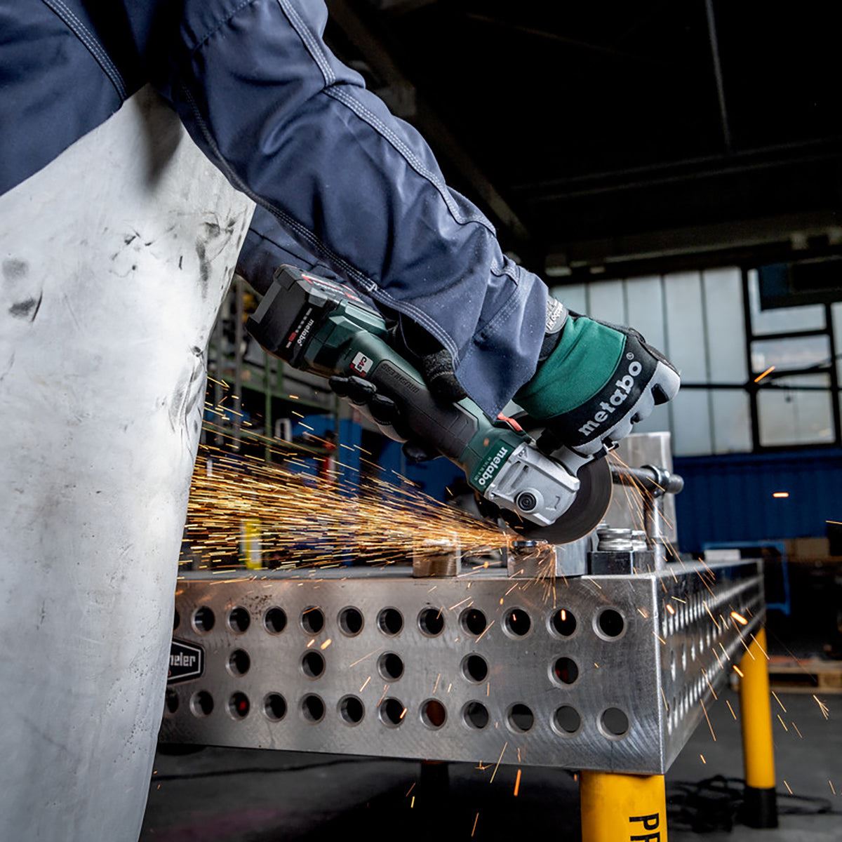 Metabo W 18 L BL 9-125 18V Brushless 125mm Angle Grinder with 1 x 2.0Ah Battery & Charger