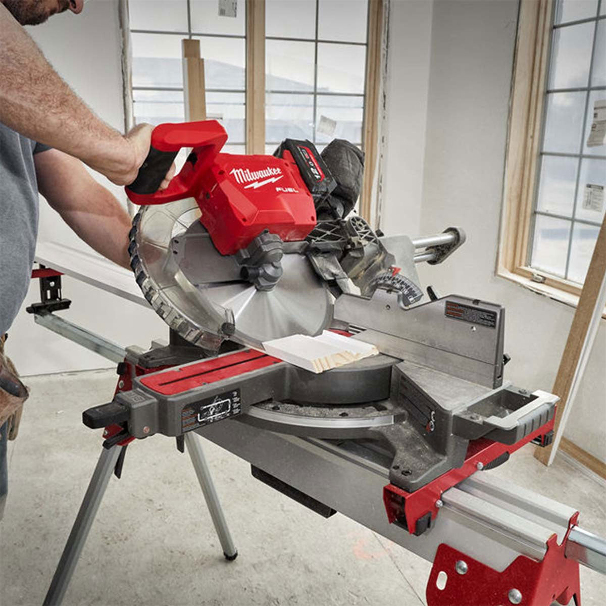 Milwaukee M18FMS305-0 18V Fuel ONE-KEY Brushless 305mm Mitre Saw with 1 x 8.0Ah Battery & Charger