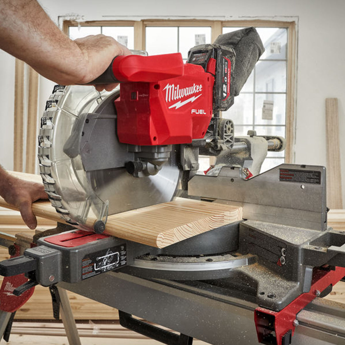 Milwaukee M18FMS305-0 18V Fuel ONE-KEY Brushless 305mm Mitre Saw with 1 x 8.0Ah Battery & Charger