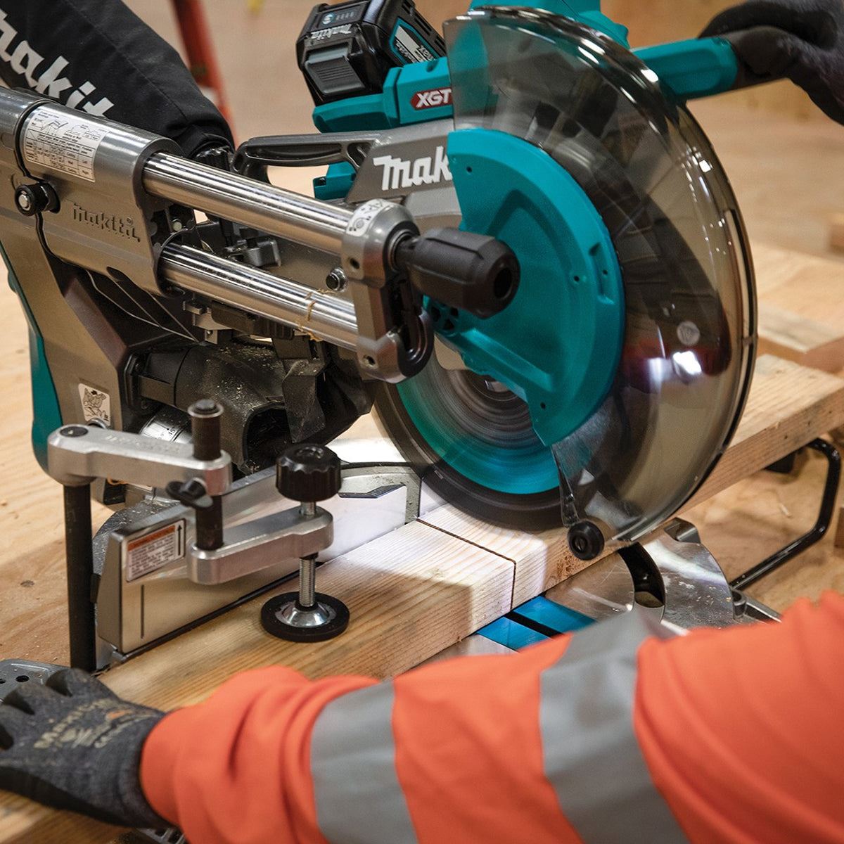 Makita LS004GD201 40V Max XGT Brushless 260mm Slide Compound Mitre Saw With 2 x 2.5Ah Batteries & Charger