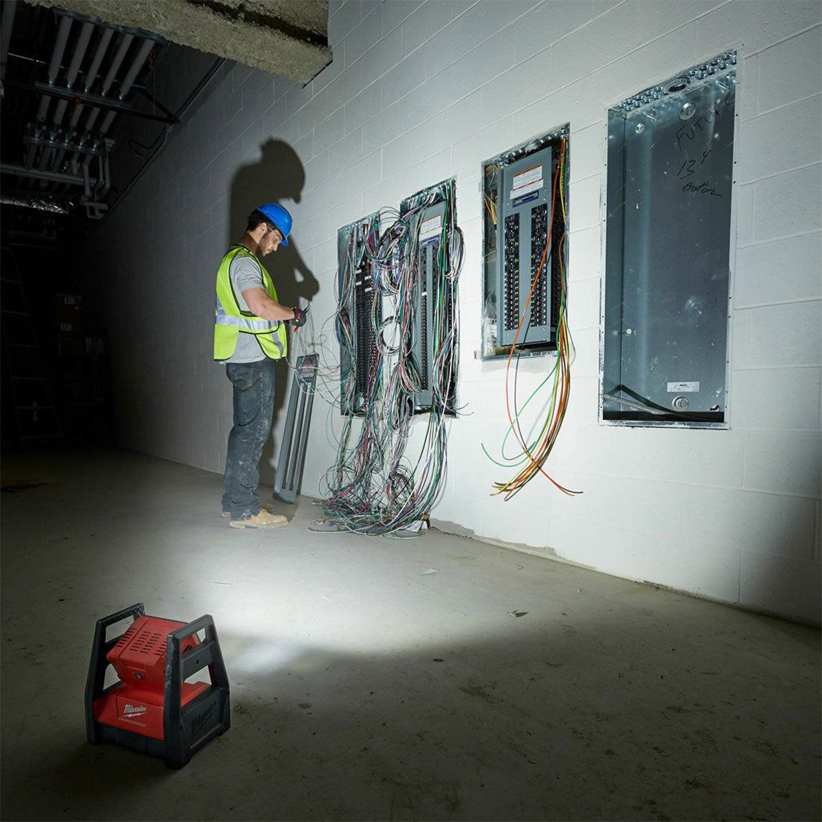 Milwaukee M18HOAL-0 18V 110v High Output Area Light with 1 x 5.5Ah Battery & Charger