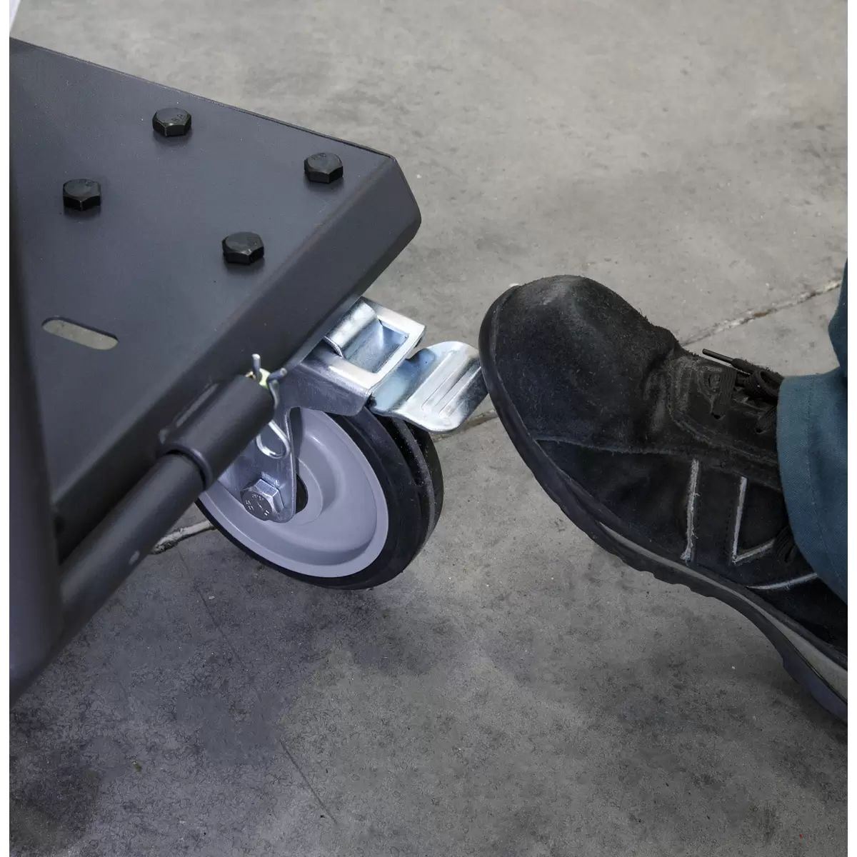 Sealey AK4562D Oil Dispensing System Air Operated with 10mtr Retractable Hose Reel