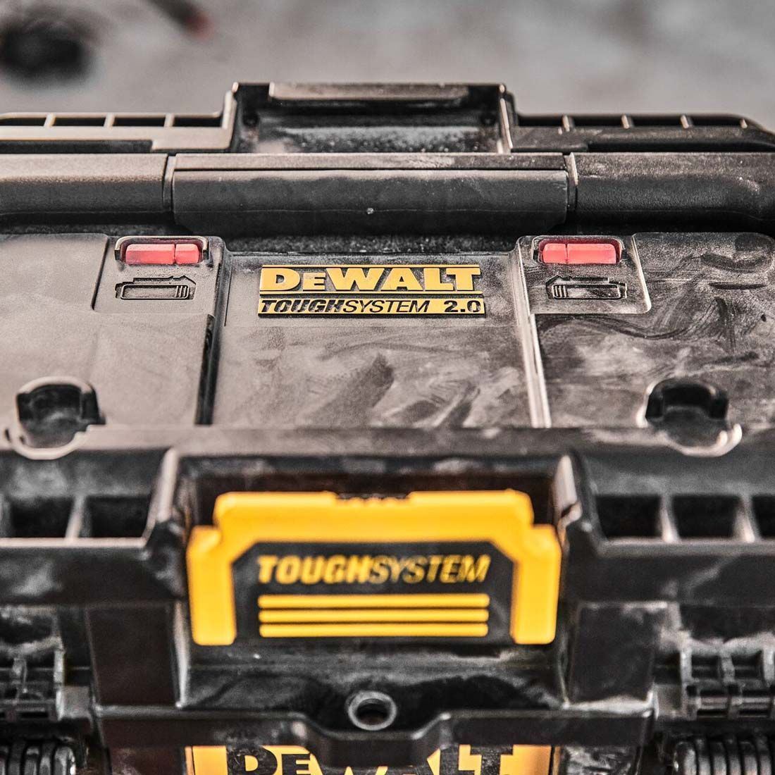 DeWalt DWST83470 Toughsystem 2.0 Charger Box with 2 x 5.0Ah DCB184 Battery