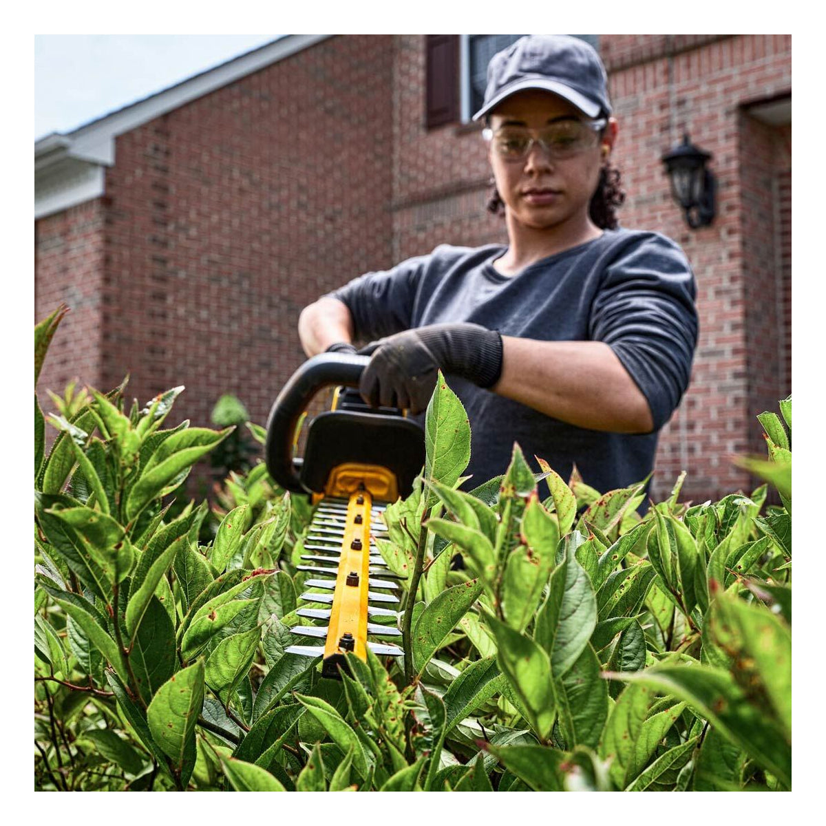 Dewalt DCMHT573X1 54V XR FlexVolt Hedge Trimmer 1 x 9.0Ah Battery & Fast Charger for Powerful Cutting