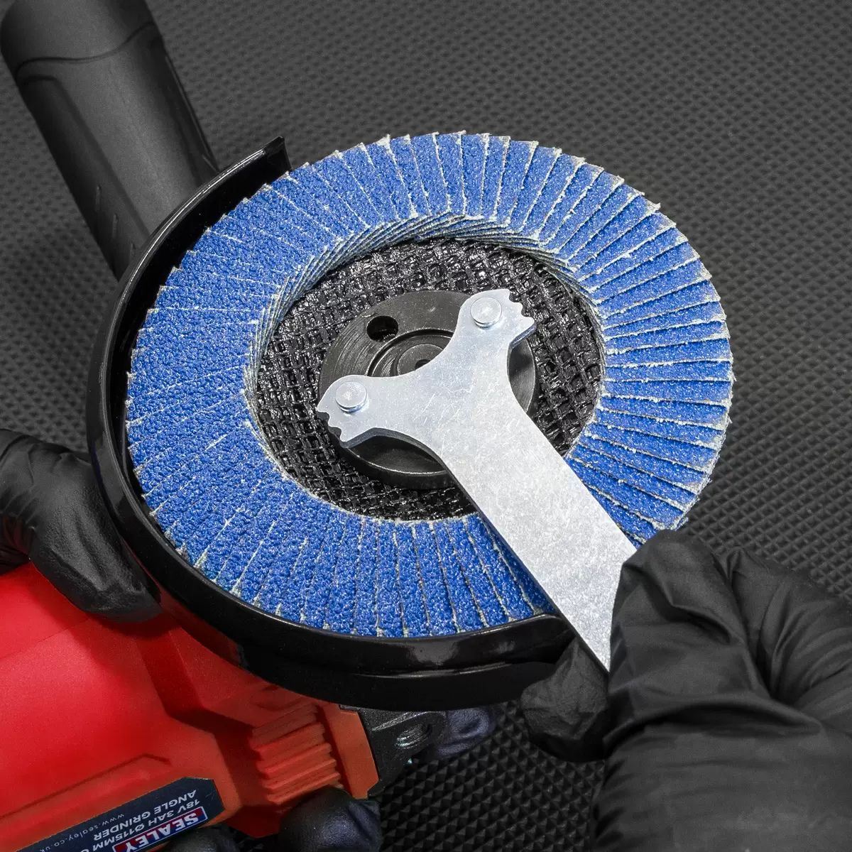 Sealey CP401LI 18V Angle Grinder 115mm 1 x 3Ah lithium-ion battery & 2.4A mains charger in a storage case