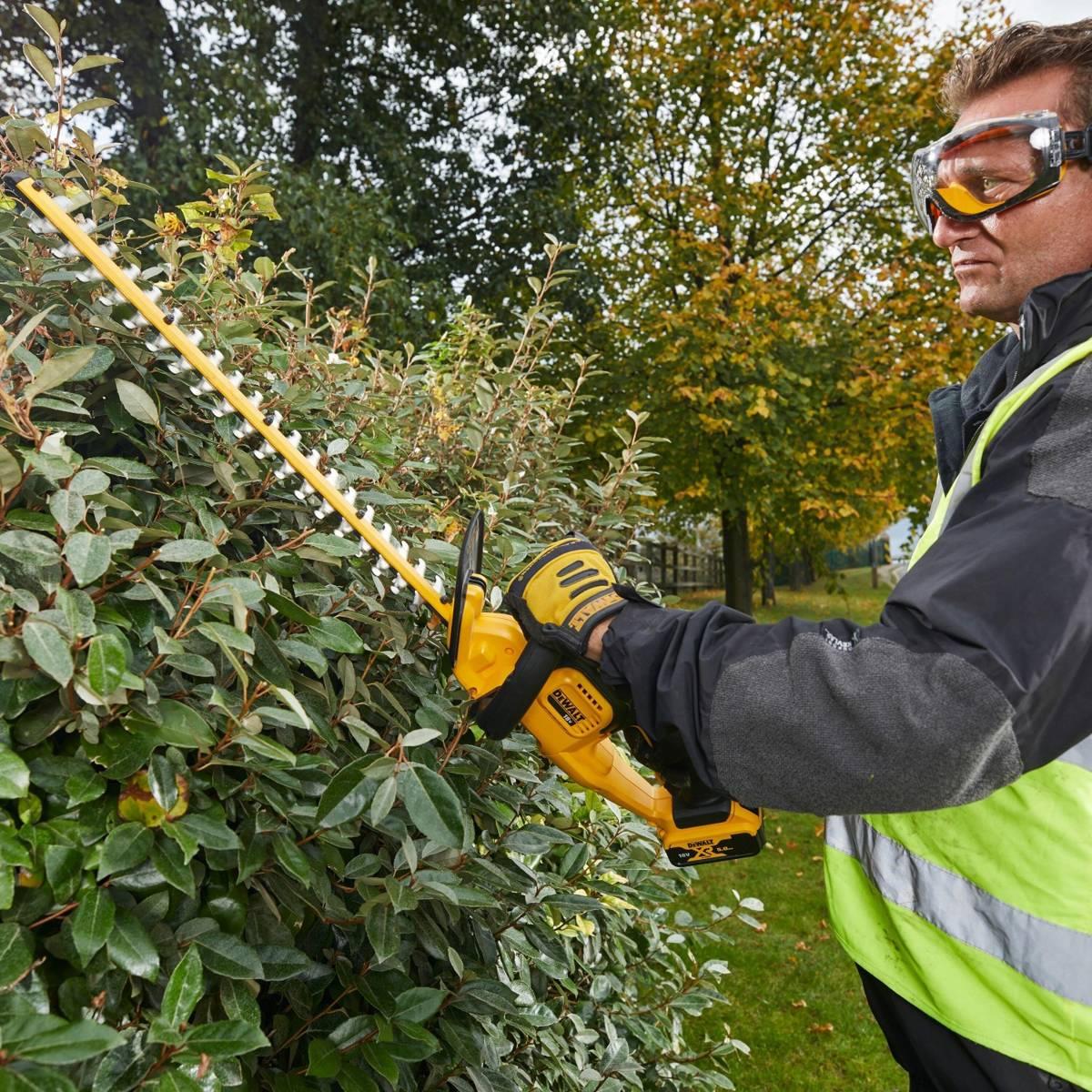 Dewalt DCM563P1-GB 18V XR 55cm Hedge Trimmer with 1 x 5.0Ah Battery & Charger
