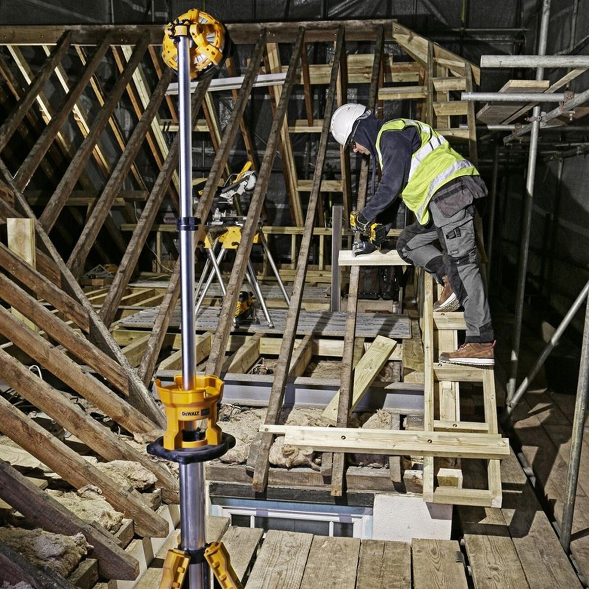 Dewalt DCL079 18V XR LED Tripod Light With 1 x 5.0Ah Battery & Charger