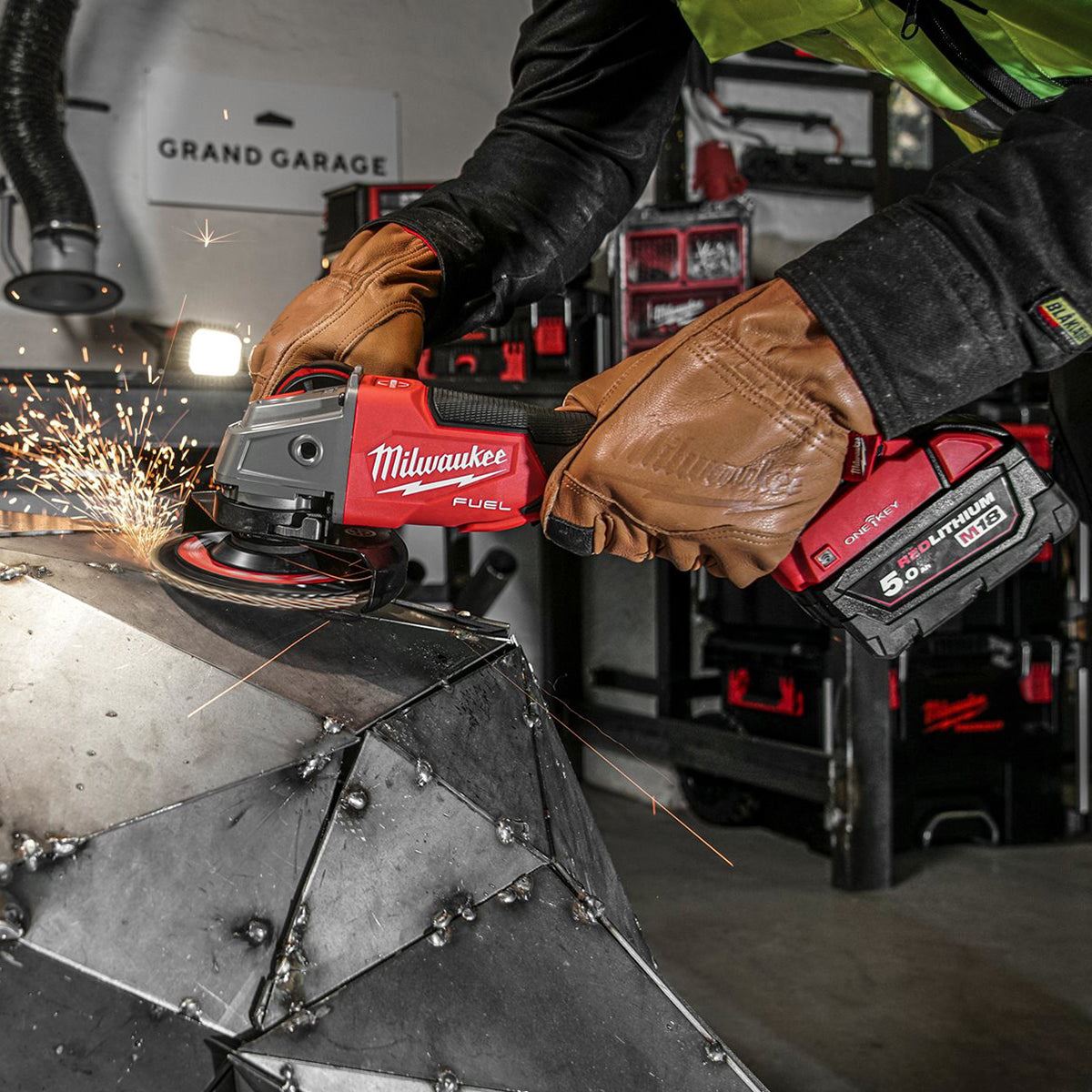 Milwaukee M18ONEFSAG115XPDB-0 18V Fuel One-Key Brushless 115mm Angle Grinder with 1 x 5.0Ah Battery & Charger
