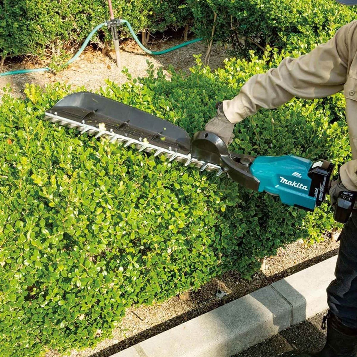 Makita UH014GD202 40v 40vmax XGT 75 cm Brushless Hedge Trimmer with 2 x 2.5Ah Batteries and Charger