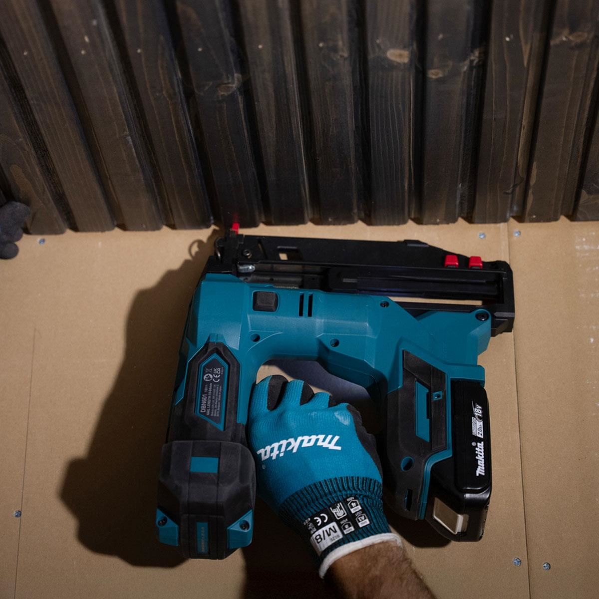 Makita DBN601RTJ 18V LXT 16G Brushless Finishing Nailer With 2 x 5.0Ah Battery, Charger & Case