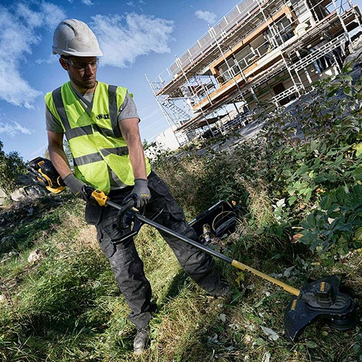 Dewalt DCM5713N-XJ 54V Flexvolt Brushless Split Shaft String Trimmer with 1 x 6.0Ah Battery & Charger