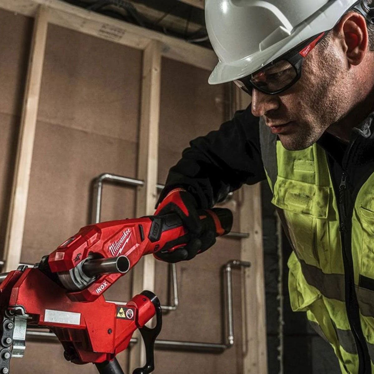 Milwaukee M12PCSS-0 12V 12-28mm Pipe Cutter with 1 x 2.0Ah Battery Charger & Bag