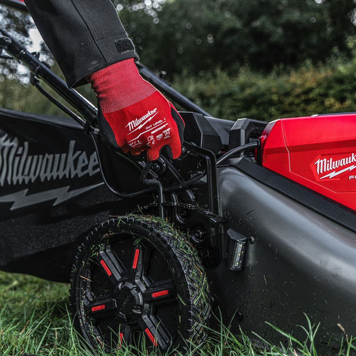 Milwaukee M18F2LM53-122 36V Fuel 53cm Self Propelled Lawn Mower with 2 x 12.0Ah Battery & Dual Bay Super Charger 4933499214