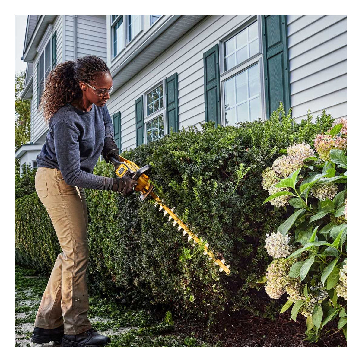 Dewalt DCMHT573X1 54V XR FlexVolt Hedge Trimmer 1 x 9.0Ah Battery & Fast Charger for Powerful Cutting