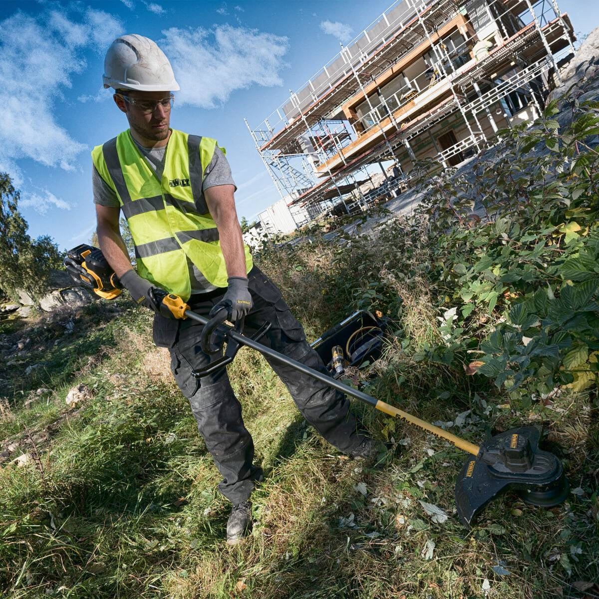 Dewalt DCM571X1 54V XR Flexvolt Brushless Trimmer Cutter with 1 x 9.0/3.0Ah Battery & 8 Amp Li-ion Charger