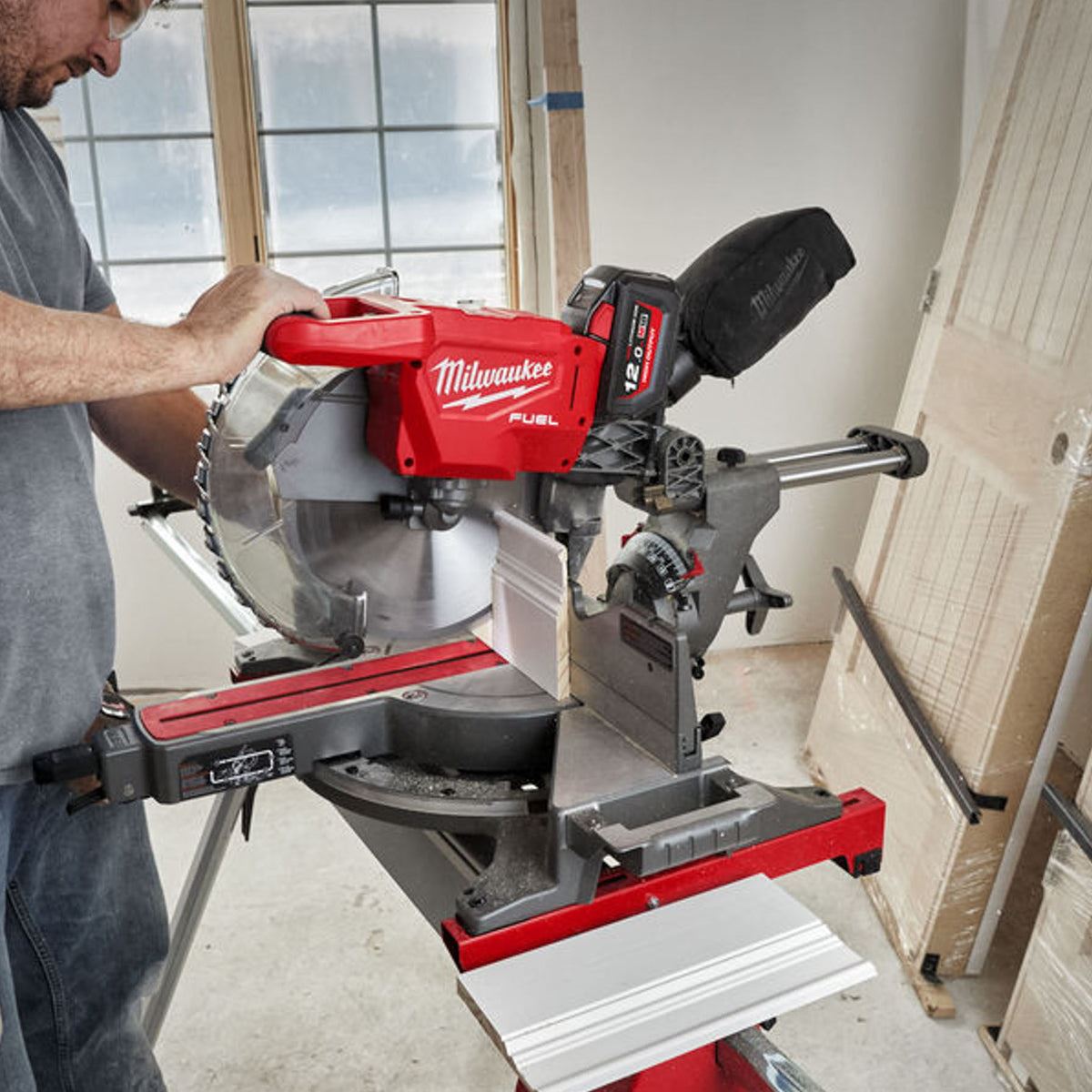 Milwaukee M18FMS305-0 18V Fuel ONE-KEY Brushless 305mm Mitre Saw with 1 x 5.5Ah Battery & Charger