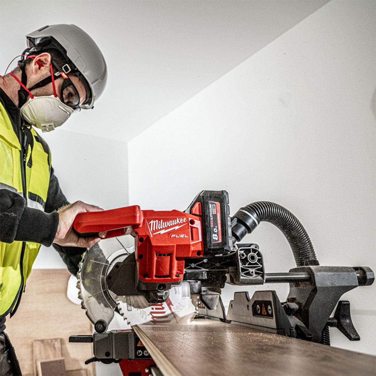 Milwaukee M18FMS190-0 18V Fuel Brushless 190mm Mitre Saw with 1 x 5.5Ah Battery Charger & Extendable Saw Stand