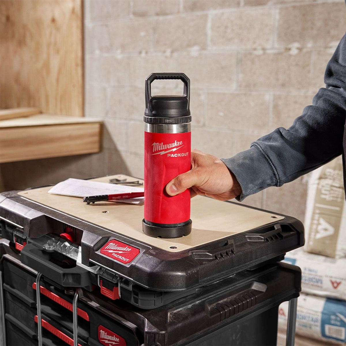 Milwaukee Packout 710ml Chug Lid Bottle Red 4932493465