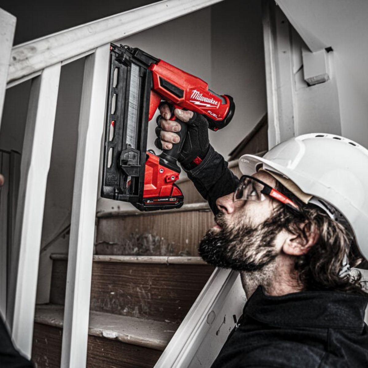 Milwaukee M18FN16GA-0 18V Brushless 16G Angled Finish Nailer with 1 x 5.5Ah Battery Charger & Bag