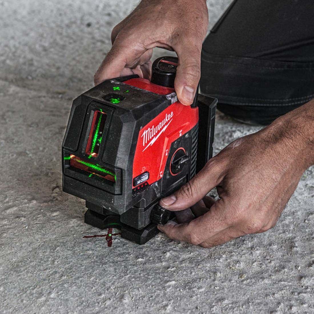 Milwaukee M12CLLP-0 12V Green Cross Line 2 Plane Laser 360° with 1 x 2.5Ah Battery Charger & Case