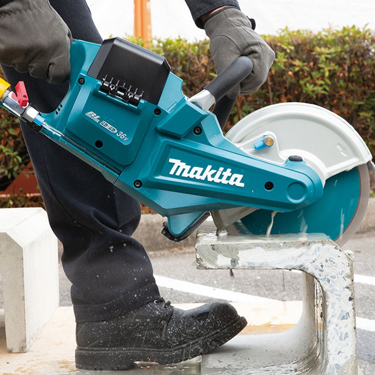 Makita DCE090ZX1 36V LXT 230mm Brushless Disc Cutter with 2 x 9.0Ah Battery & Charger