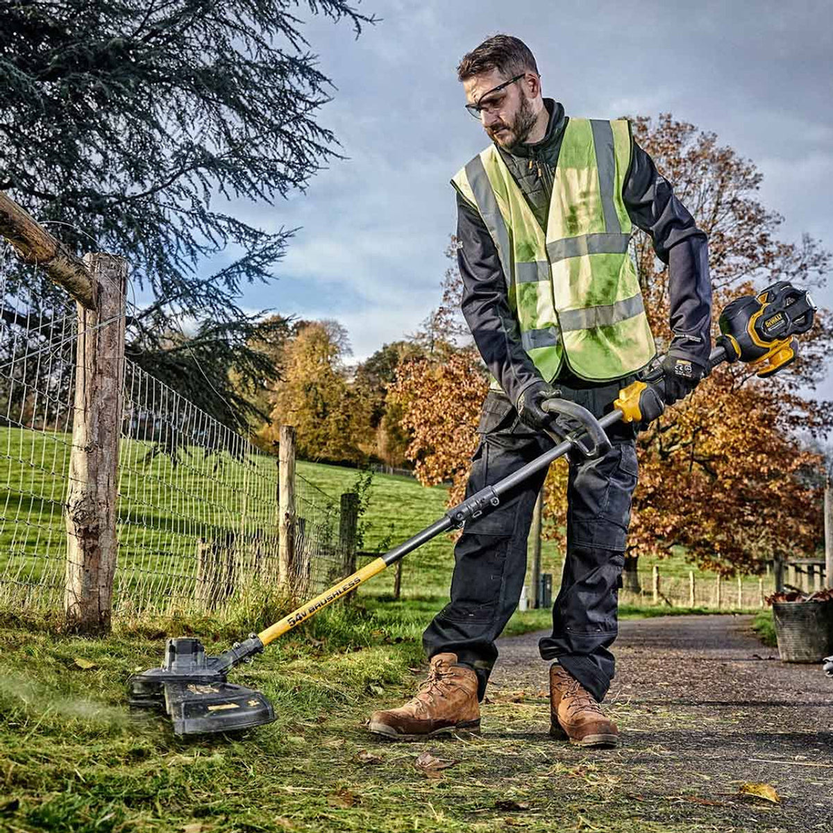 Dewalt DCM571N-XJ 54V Flexvolt Brushless Trimmer Cutter with 2 x 9.0Ah Battery & Charger