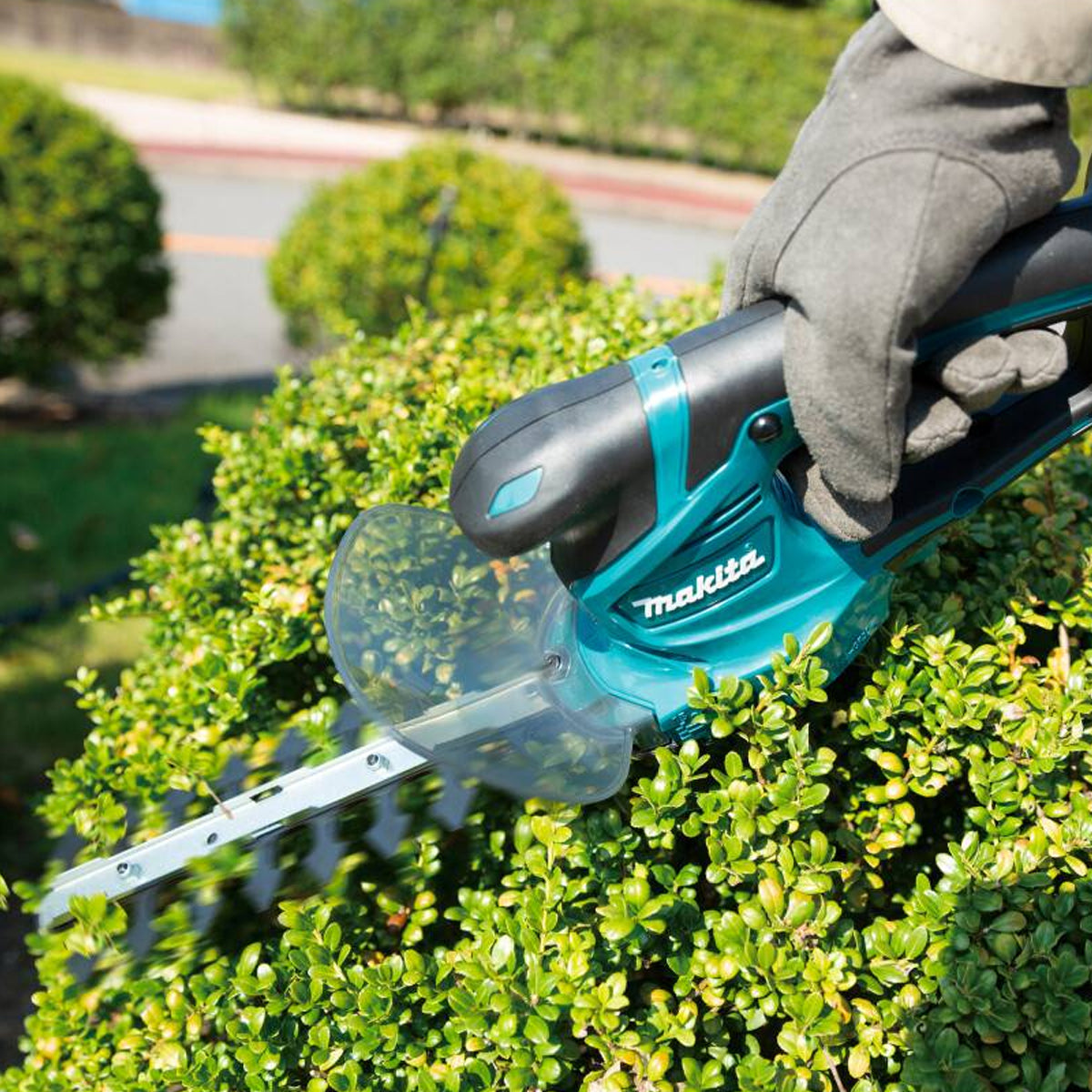 Makita DUM111ZX 18V 110mm Grass Shear with 2 x 3.0Ah Battery & Charger