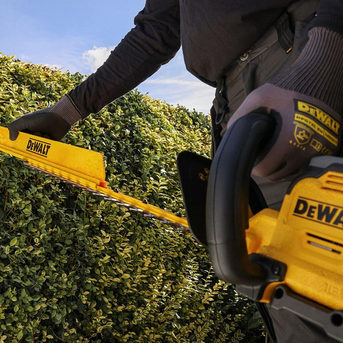 Dewalt DCMHT567P1-GB 18V XR Brushless 60cm Hedge Trimmer with 1 x 5.0Ah Battery & Charger