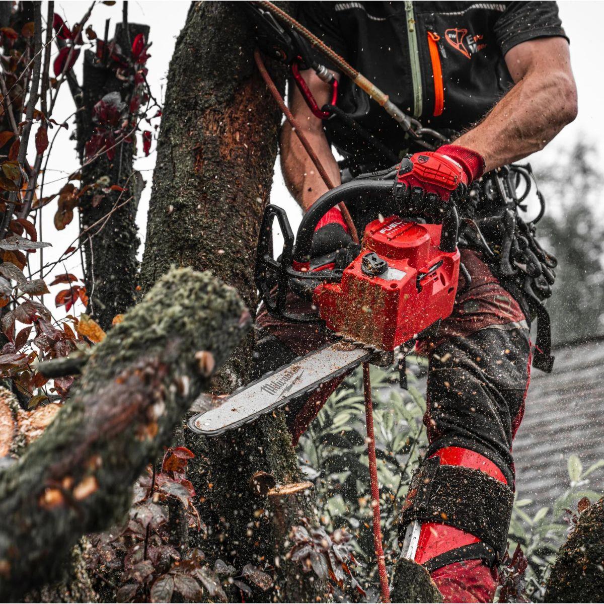 Milwaukee M18FTHCHS35-0 18V FUEL Brushless 35cm Top Handle Chainsaw With 1 x 8.0Ah Battery & Charger