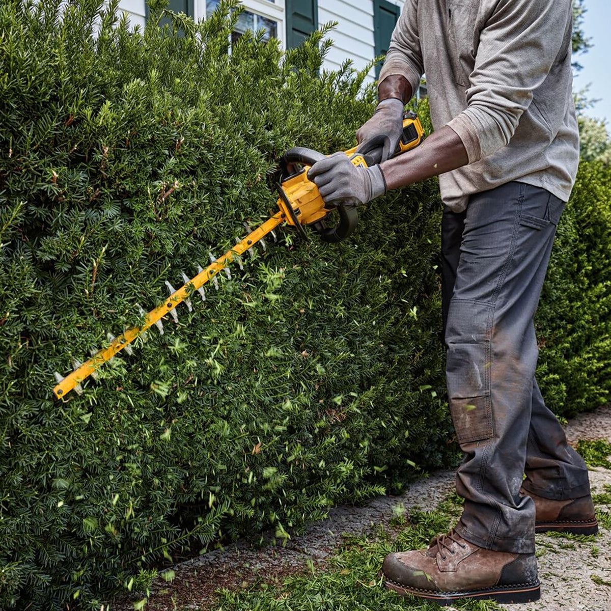 Dewalt DCMHT573X1-GB 54V XR FlexVolt Brushless 65cm Hedge Trimmer with 1 x 9.0Ah Battery & Charger