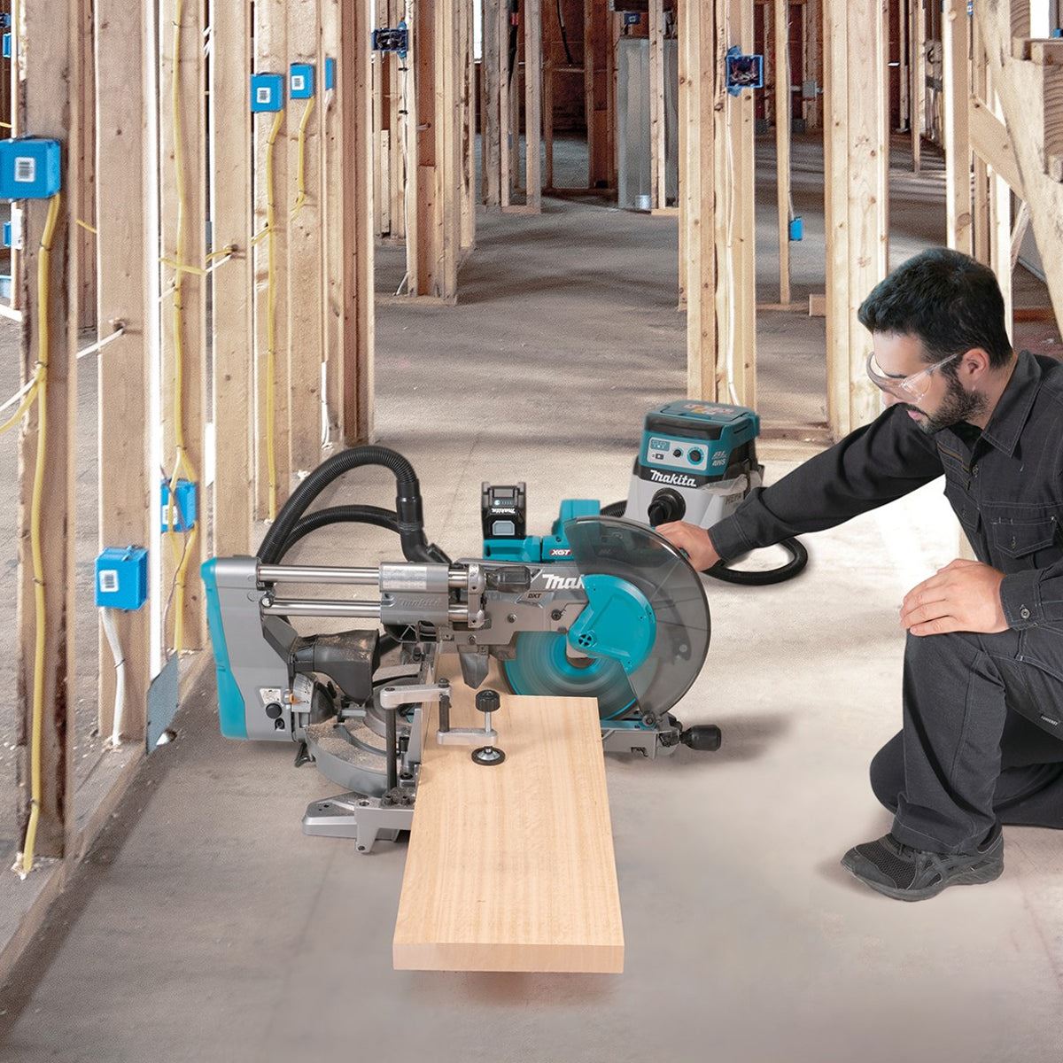 Makita LS004GD201 40V Max XGT Brushless 260mm Slide Compound Mitre Saw With 2 x 2.5Ah Batteries & Charger