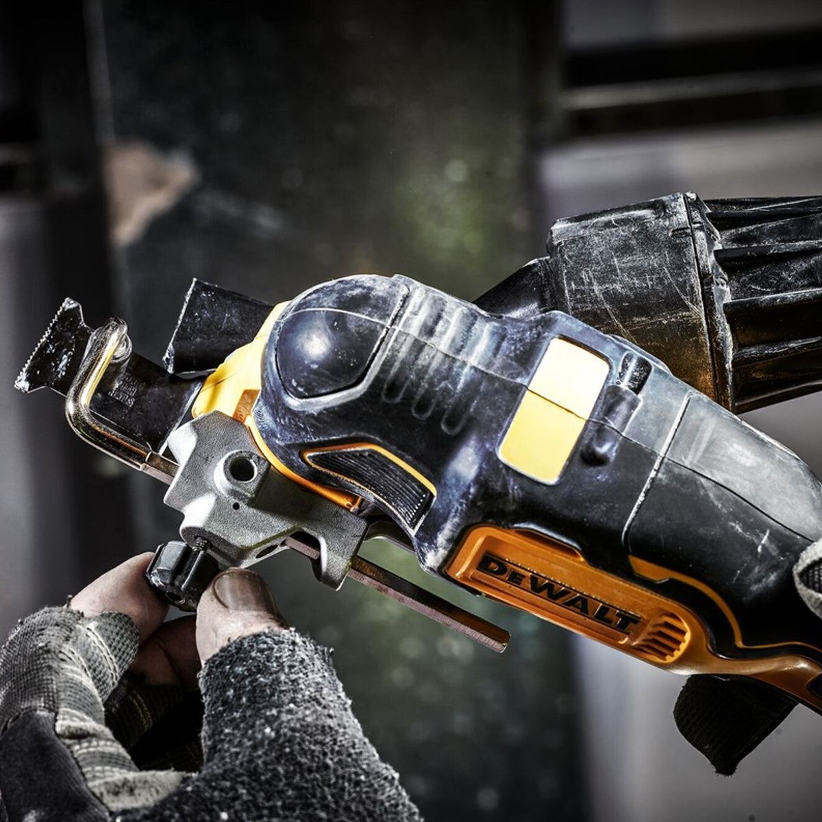 DeWalt DCS356P2-GB 18V XR Brushless Oscillating Multi-Tool with 2 x 5.0Ah Battery Charger & Case