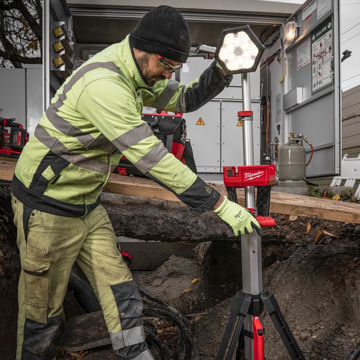 Milwaukee M18SAL2-0 18V LED Stand Light with 1 x 5.0Ah Battery