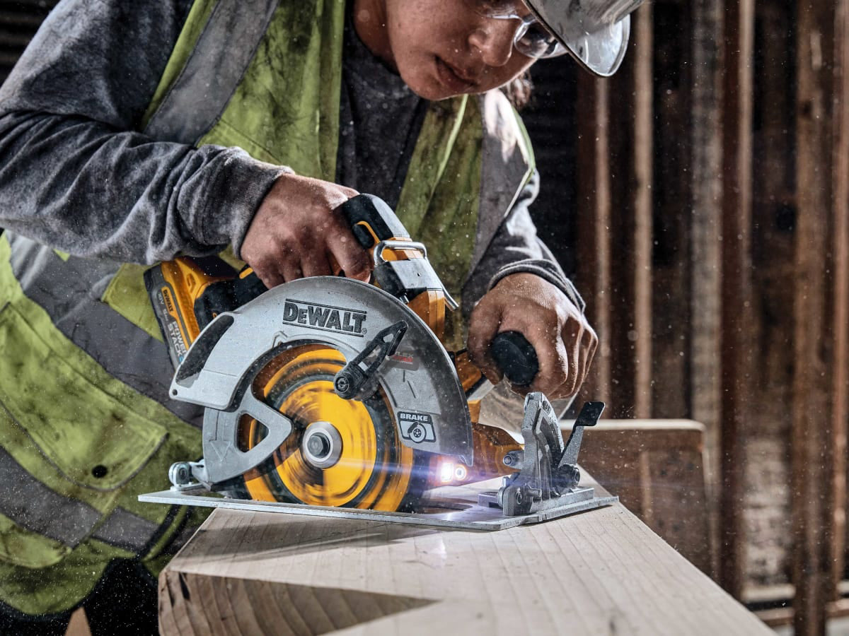 Dewalt DCS573H2T 18V XR Brushless 190mm Circular Saw with 2 x 5.0Ah Battery Charger & Case