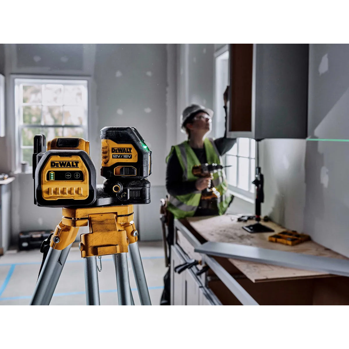 Dewalt DCE088 D1G18 12/18V Self-Levelling Cross Line Green Beam Laser 1 x 2.0Ah Li-ion Battery & Charger with Case