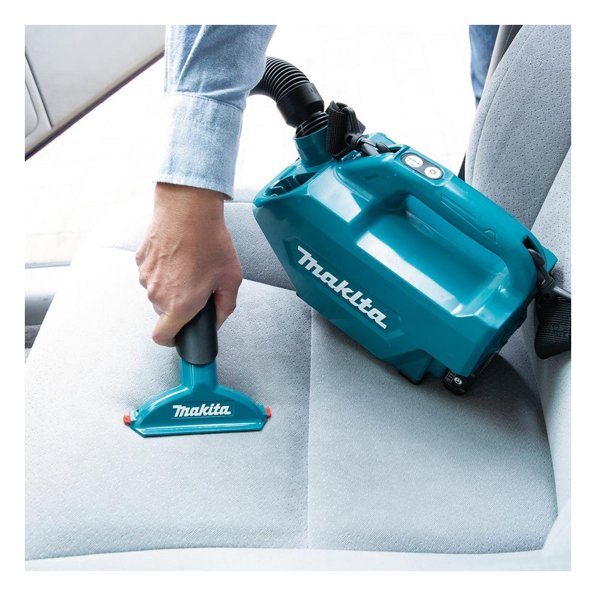 Makita CL121DWA 12V max CXT Vacuum Cleaner With 1 x 2.0Ah Battery, Charger In Bag For Convenient Cleaning