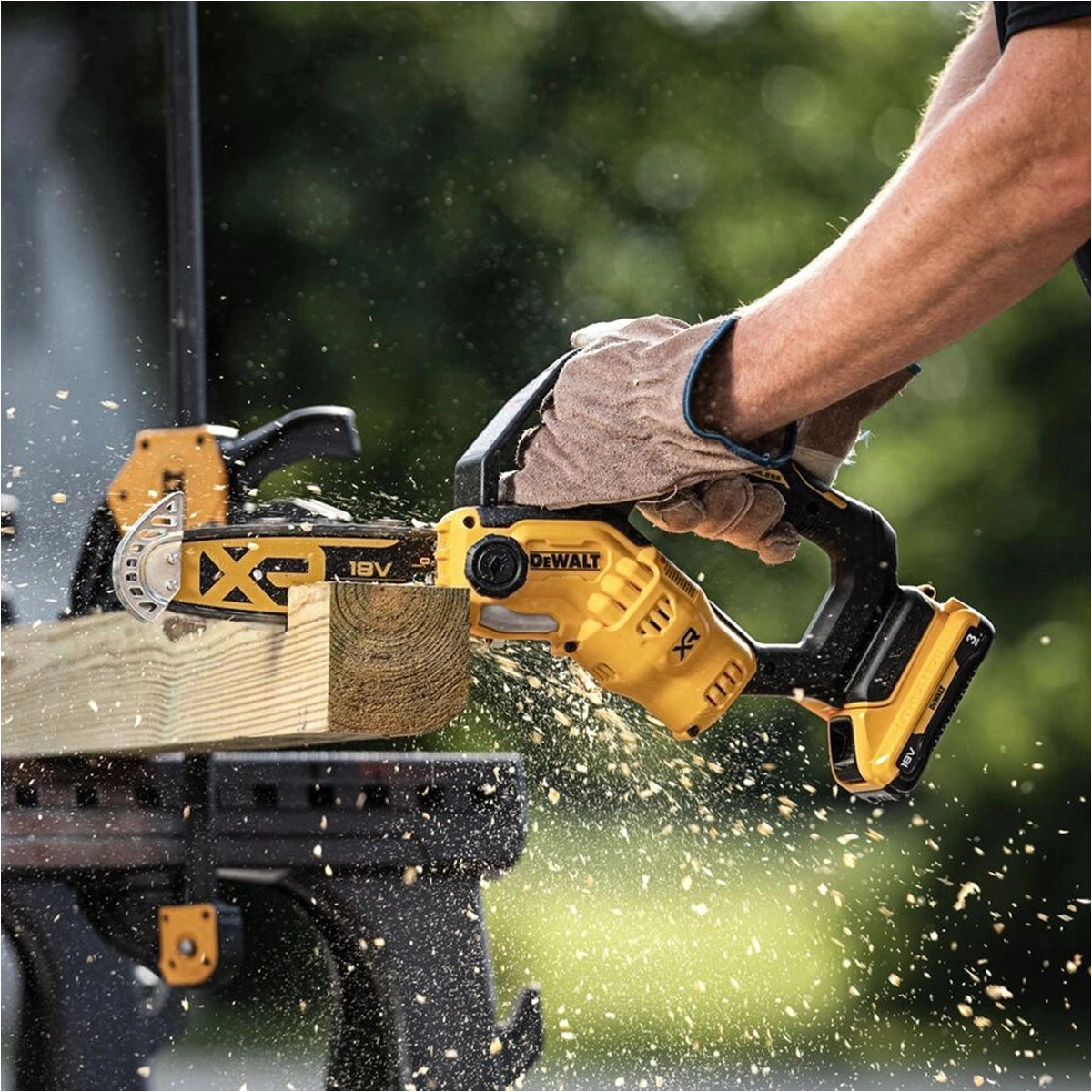 Dewalt DCMPS520P1 18V XR Pruning Saw 20cm With 1 x 5.0Ah Li-ion Battery & Charger