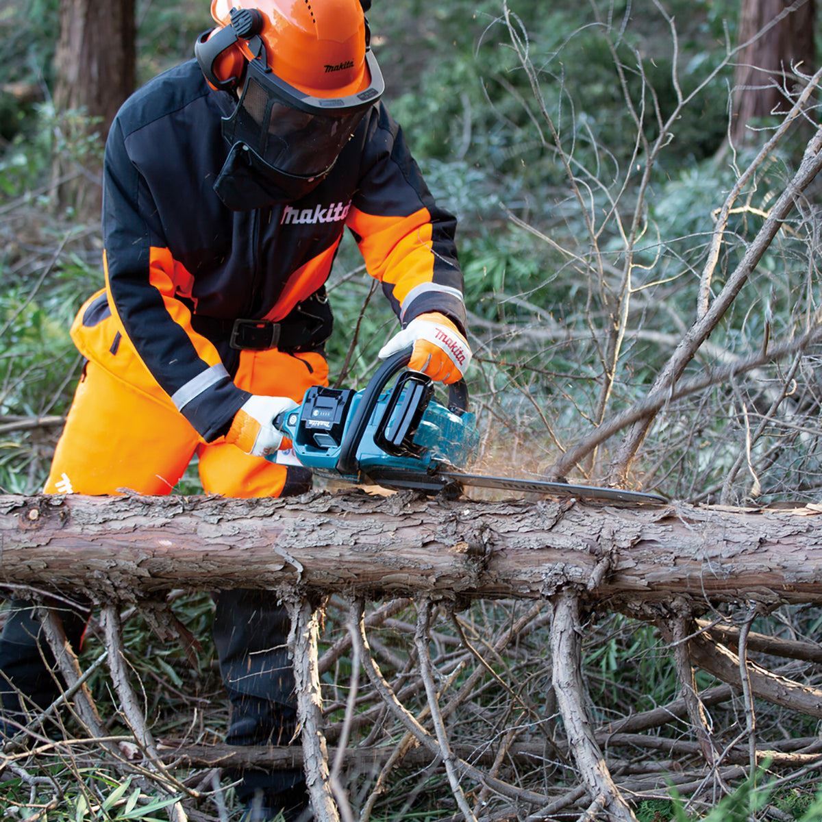 Makita UC026GZ 40V Max XGT Brushless Chainsaw with 1 x 4.0Ah Battery & Charger
