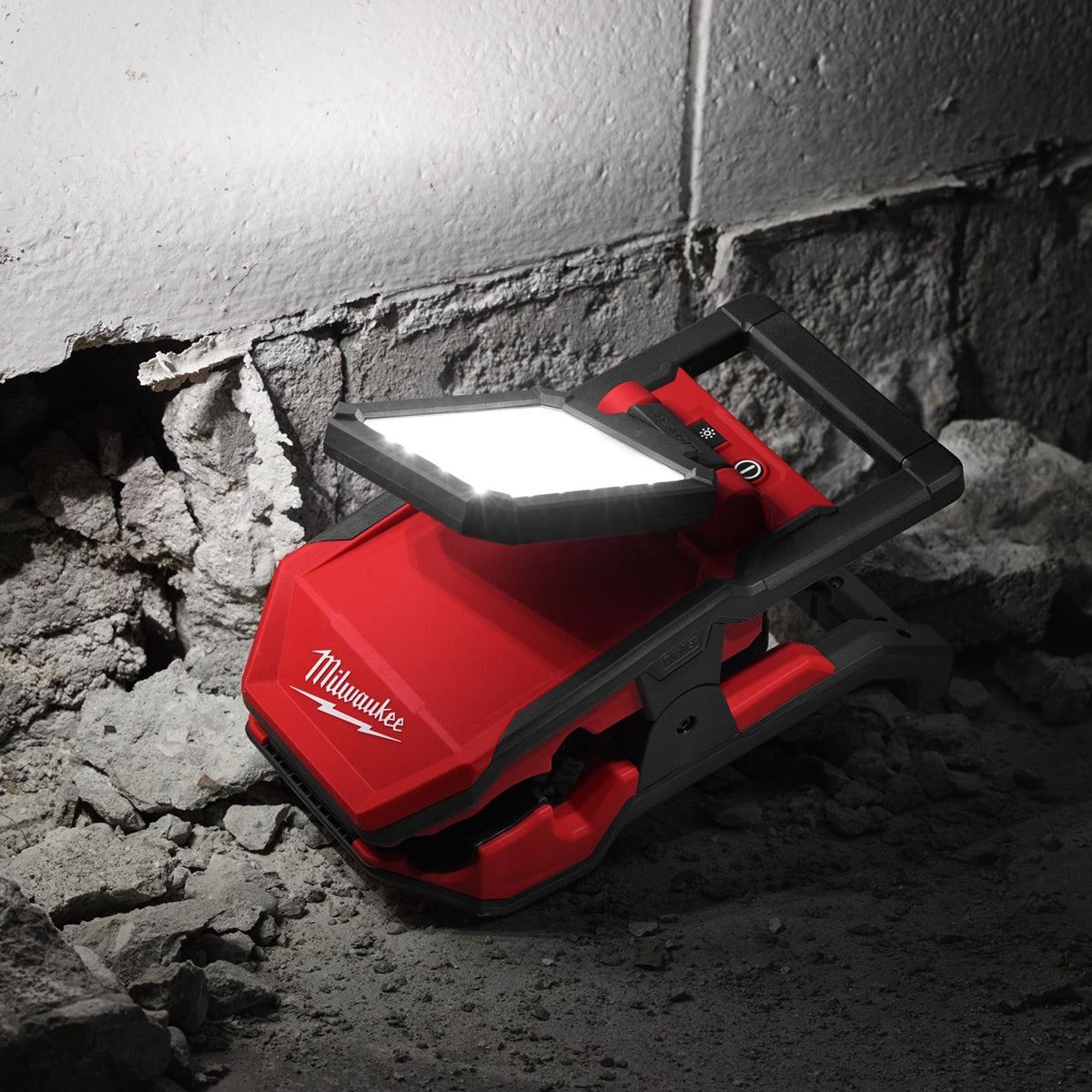 Milwaukee M18PAL2-0 18V Pivoting Area Light with 1 x 12.0Ah Battery & Charger