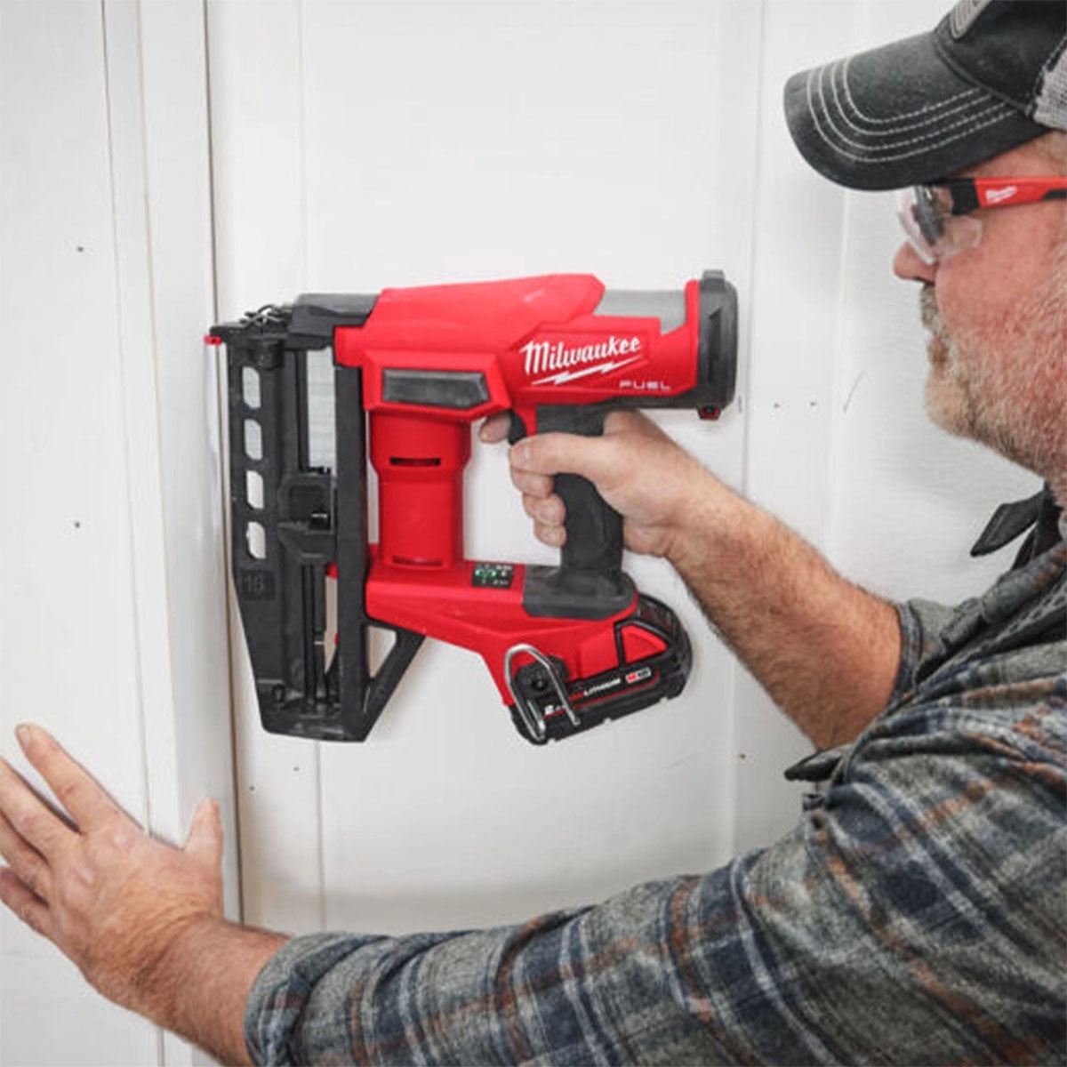 Milwaukee M18FN16GS-0X 18V Brushless 16G Straight Finish Nailer with 1 x 2.0Ah Battery Charger & Case