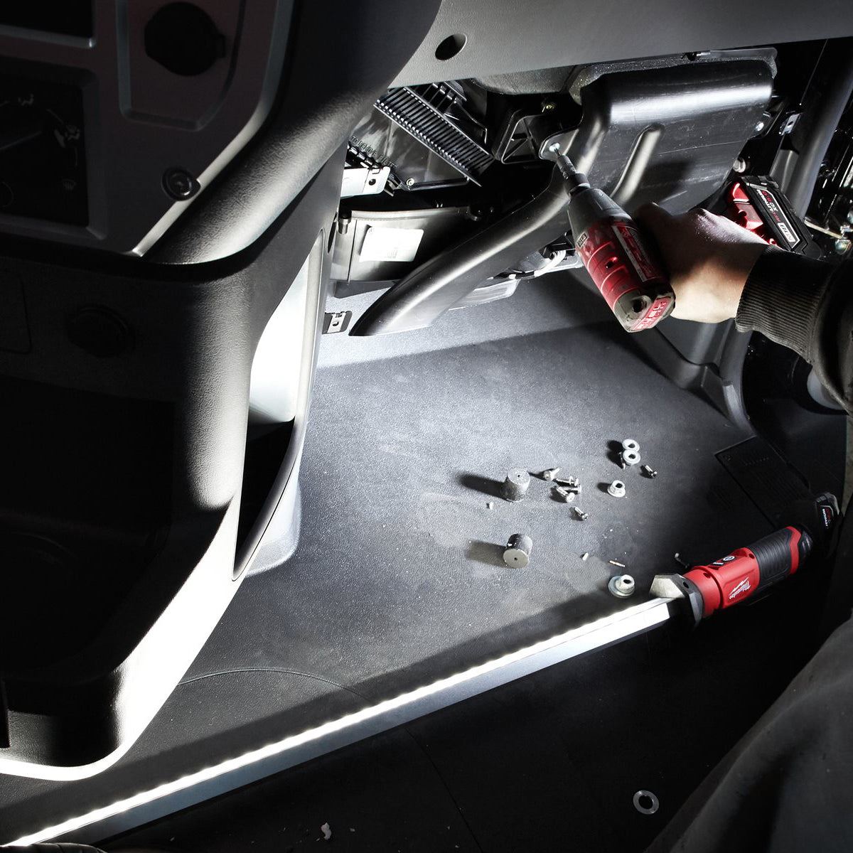 Milwaukee M12UHL-0 12V LED Under Hood Light 1350 Lumens with 1 x 2.5Ah Battery & Charger